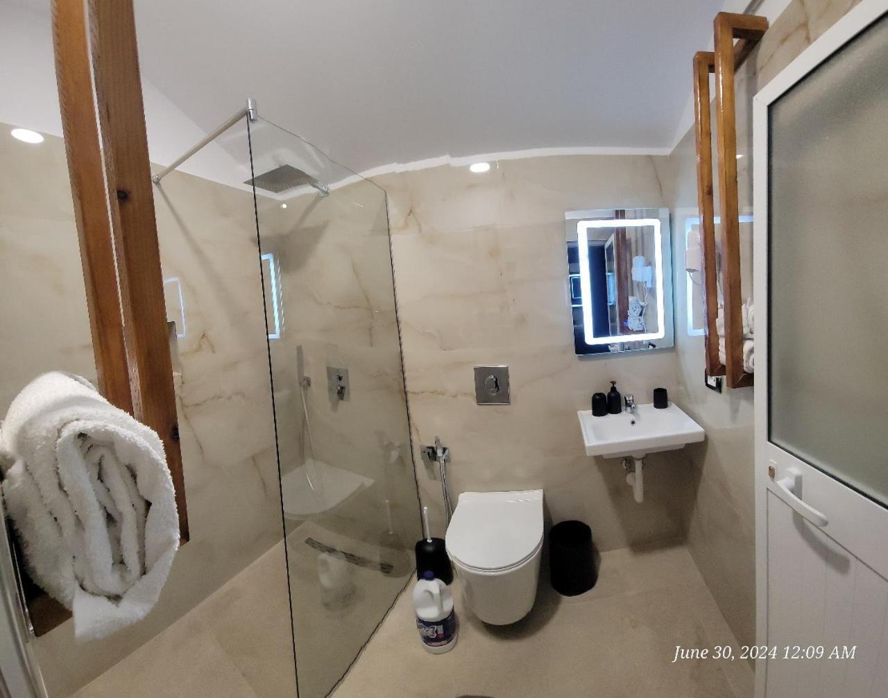 Rooms By Lion กรูเยอ ภายนอก รูปภาพ